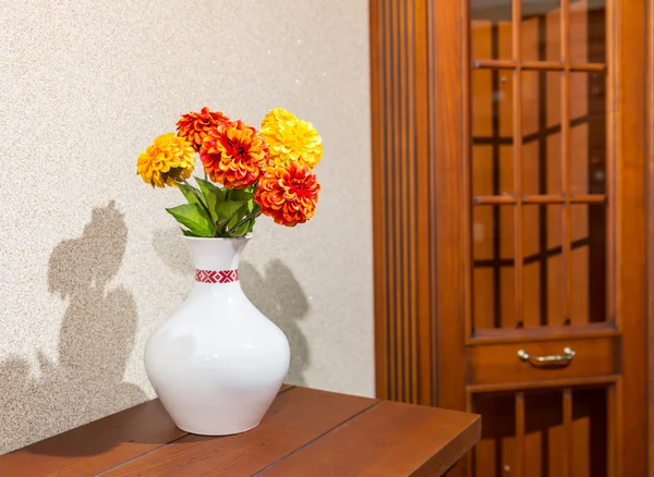 Flores em vaso cerâmico — Fotografia de Stock