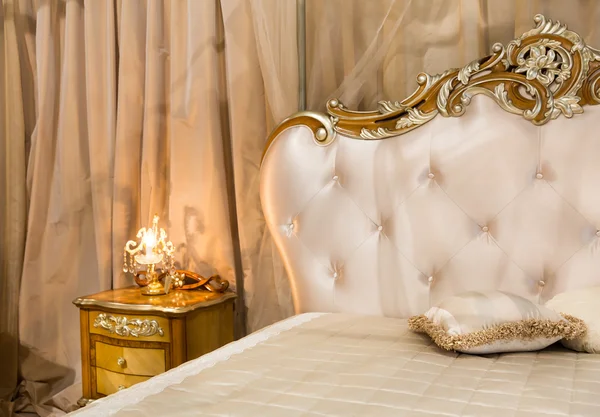 現代古典的なベッド — ストック写真