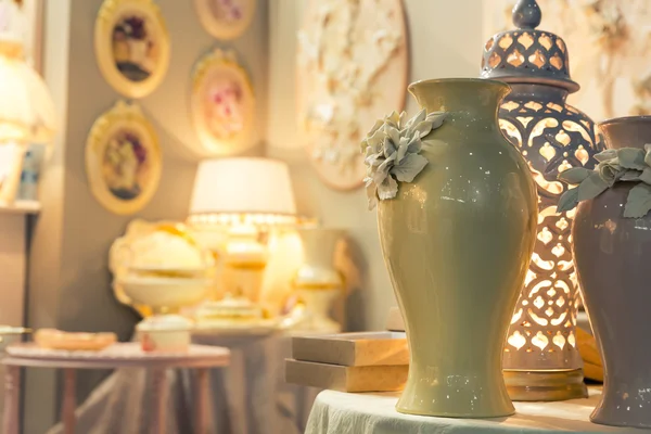 Vasos de cerâmica no interior vintage — Fotografia de Stock
