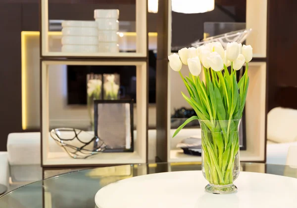 Ramo de tulipanes sobre la mesa — Foto de Stock