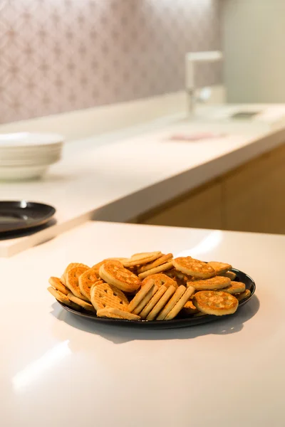 Biscuits savoureux dans la plaque — Photo