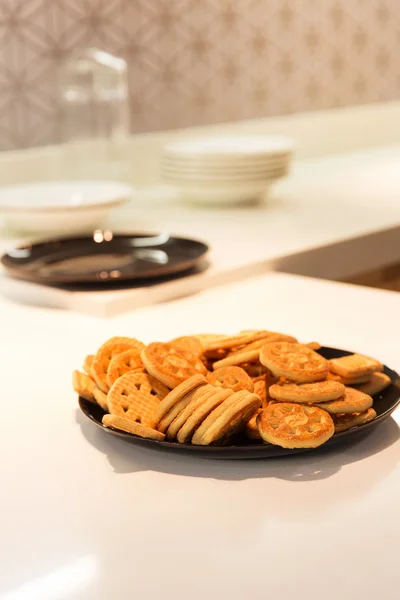 Biscoitos saborosos na placa — Fotografia de Stock