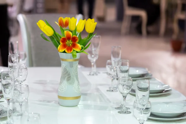 Served table with tulips — Stock Photo, Image