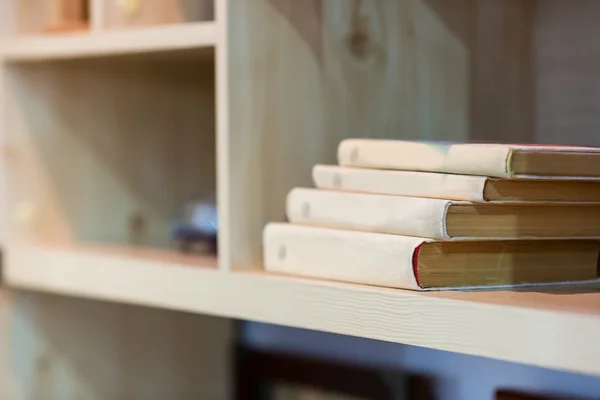 Книги на деревянной полке — стоковое фото