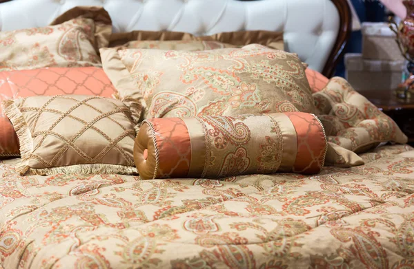 Luxusní postel s polštáři — Stock fotografie