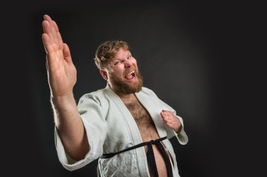 Çılgın sakallı güçlü karate avcı
