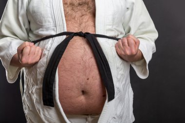 Şişman karate savaşçı göbek