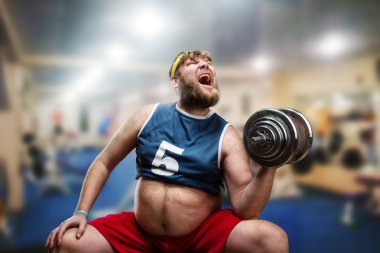 Dumbbell ile şişman adam