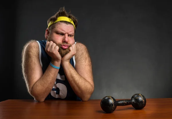 Verdrietig man met dumbbell — Stockfoto