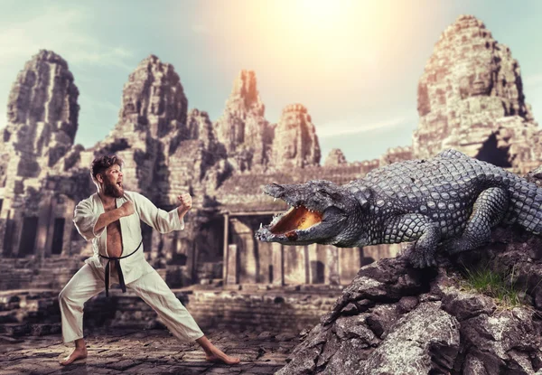 Karateka timsah ile savaşır — Stok fotoğraf