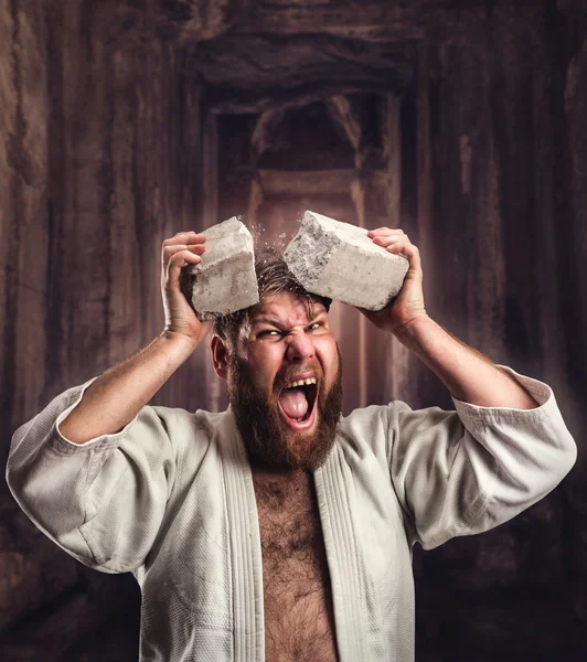 Sterk karateka bryter murstein – stockfoto