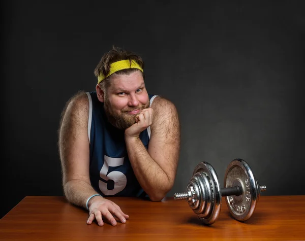 Homem com excesso de peso com haltere — Fotografia de Stock