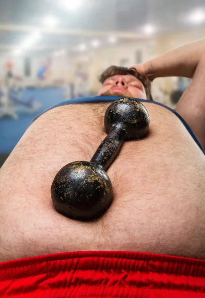 Fat man met zwarte halter — Stockfoto