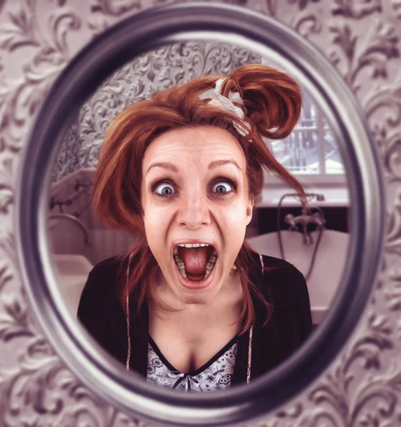 Mulher olha no espelho — Fotografia de Stock