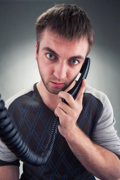 Uomo annoiato con telefono — Foto Stock