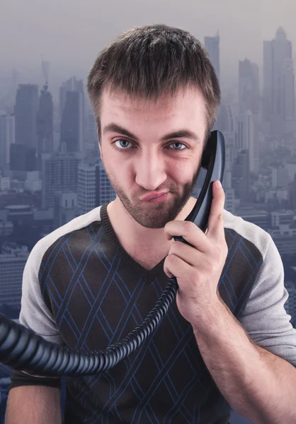 Jeune homme ennuyé avec téléphone — Photo