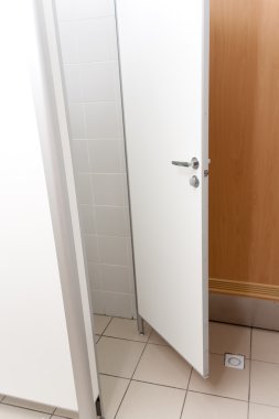 Beyaz açılan kapı