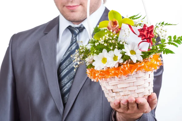 Homme d'affaires avec panier de fleurs — Photo