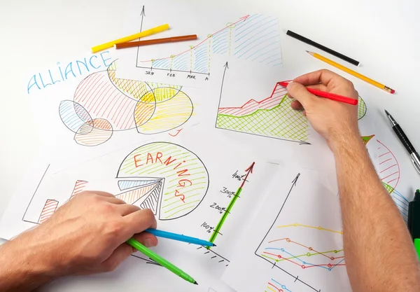 Homem pintura diagrama de negócios — Fotografia de Stock