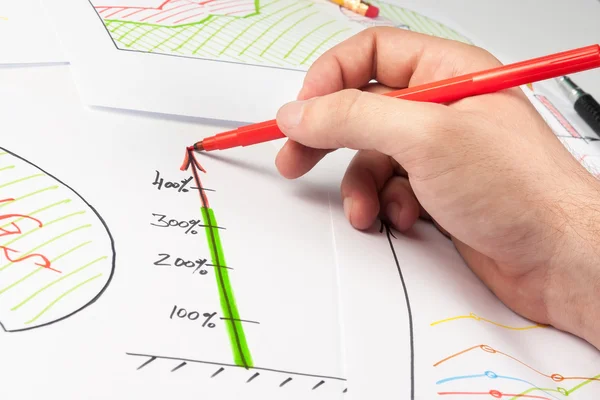 Mann malt Geschäftsdiagramm — Stockfoto