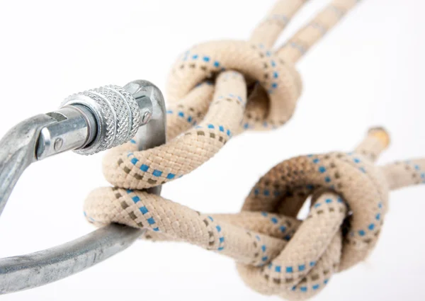 Mosquetão de alpinistas puxado por corda — Fotografia de Stock