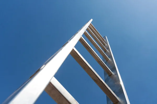 Escalera que conduce al cielo — Foto de Stock