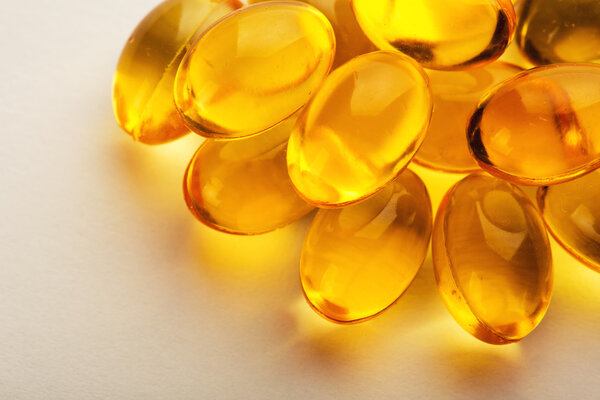 Таблетки разбросаны по столу