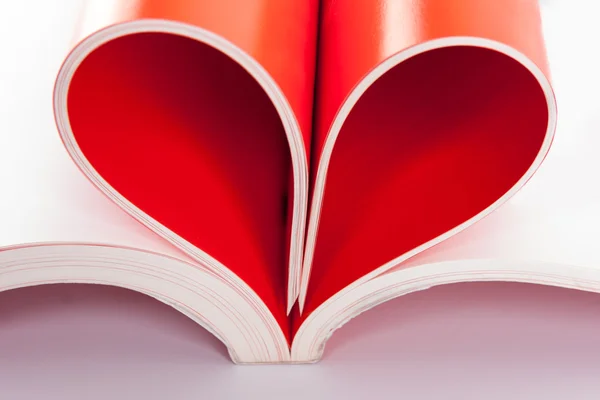 Sinal em forma de coração com páginas de livro — Fotografia de Stock
