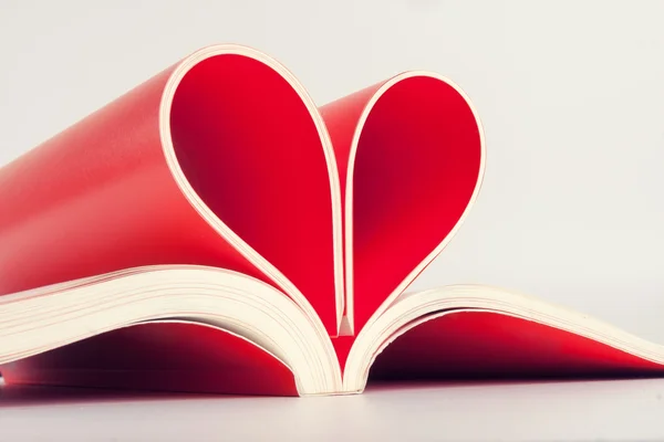 Signo en forma de corazón con páginas de libro — Foto de Stock