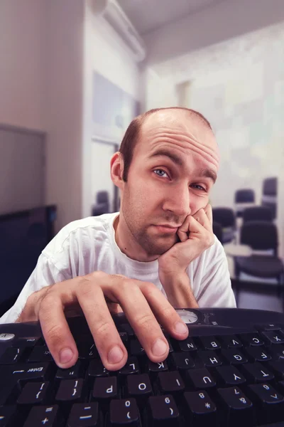 Man aan het werk met computer — Stockfoto