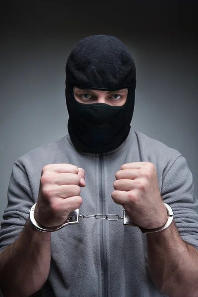 手錠と黒マスクの犯罪者 — ストック写真