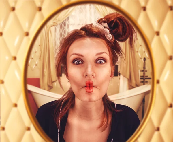 Vreemde vrouw met gekrulde lippen — Stockfoto
