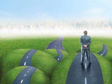 yolda duran işadamı