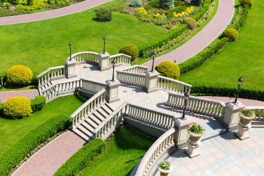 Taş merdiven yeşil park