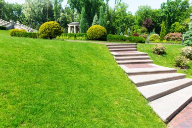 Taş kaplama merdiven ile