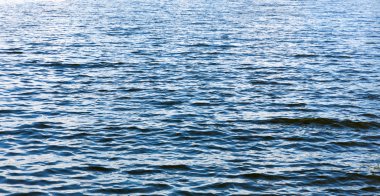 Pürüzsüz nehir mavi su