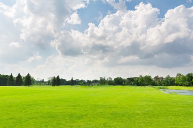 bulutlu gökyüzü ile yaz park