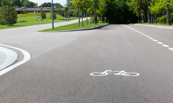 Trilha de asfalto moderna para ciclistas — Fotografia de Stock