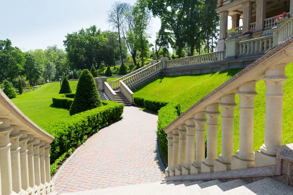 Modern green park from the steps — Stock Photo, Image