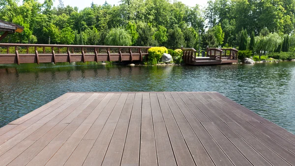 Blick von der Seebrücke im grünen Park — Stockfoto