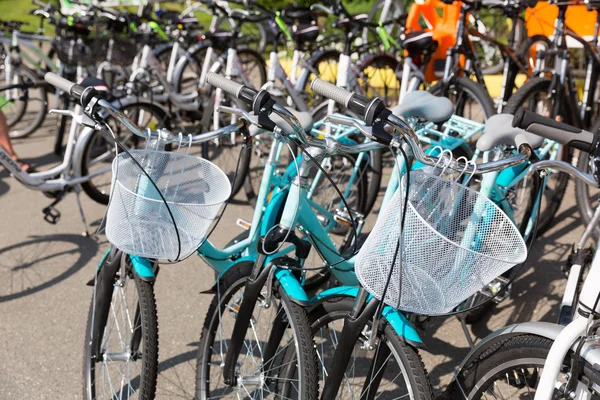 Fahrräder in einer Reihe aus nächster Nähe — Stockfoto