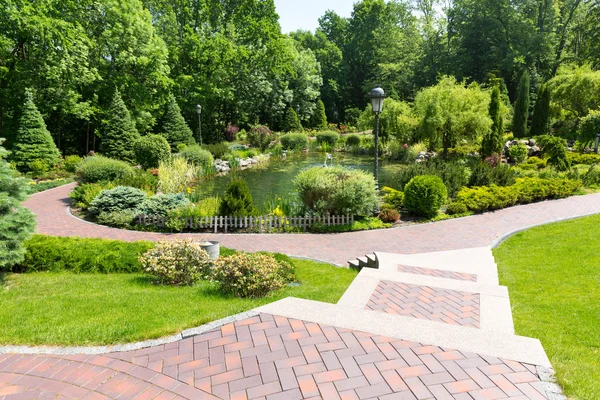 Groene park met paviljoen met stappen — Stockfoto