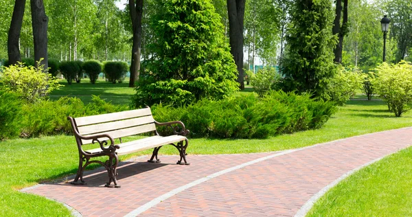 Banco de madera en el parque — Foto de Stock