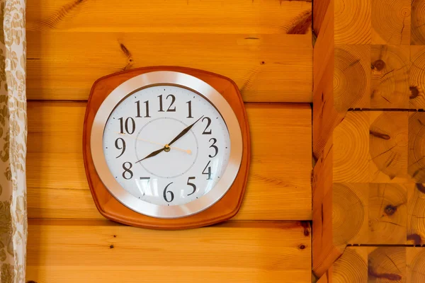 Relógio de madeira pendurado — Fotografia de Stock