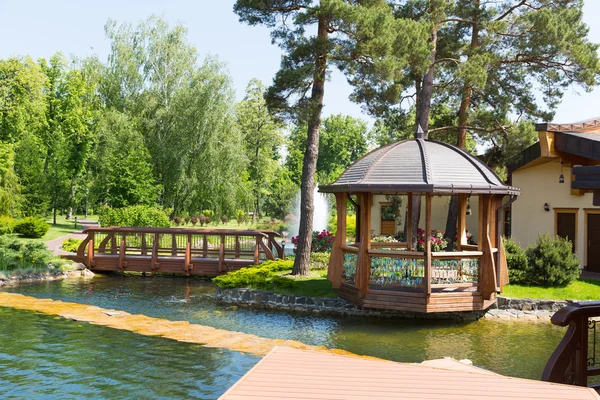 Park met houten zomer-huis — Stockfoto