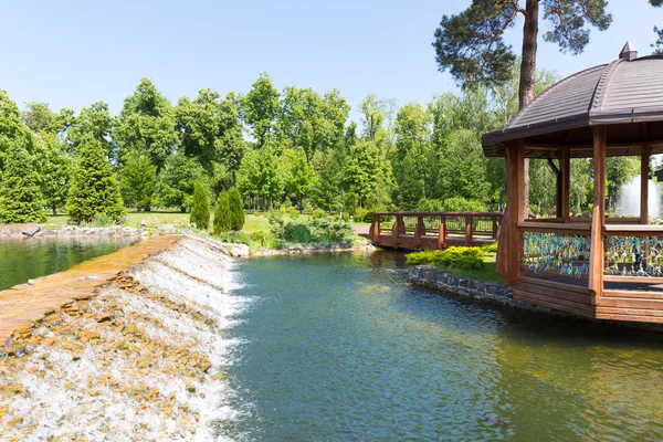 Casa de verano en el estanque en el parque de primavera — Foto de Stock