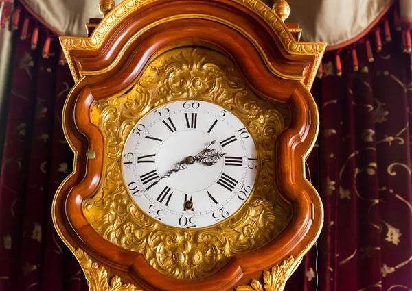 Vintage zegar z rzeźbami — Zdjęcie stockowe