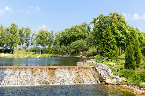 Beautiful lake with waterfall — Stockfoto