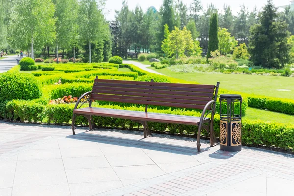 Banco no parque contra prado — Fotografia de Stock