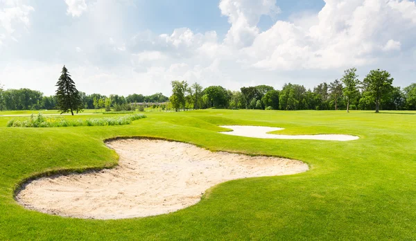 Campos de golfe no parque de verão — Fotografia de Stock